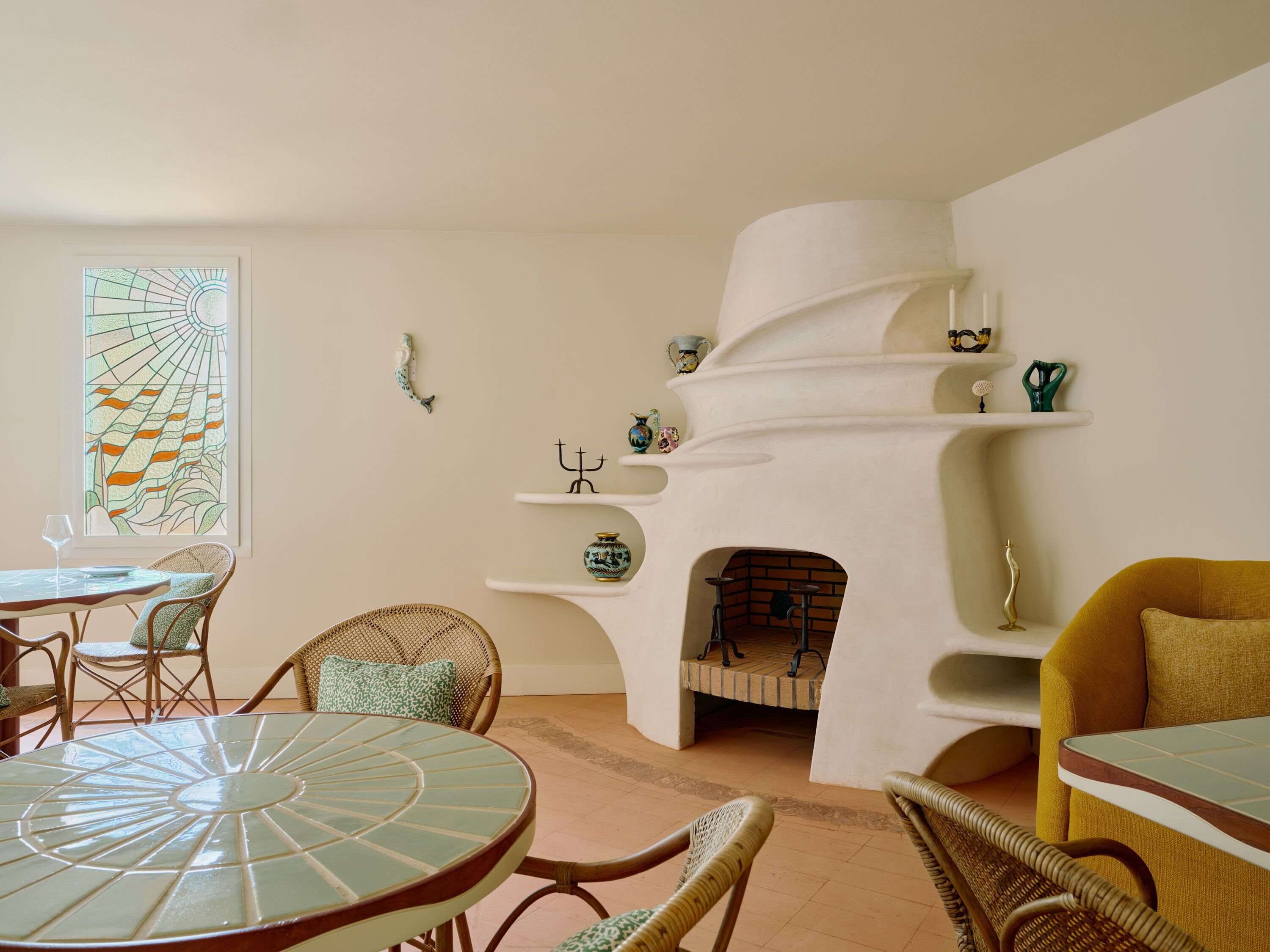 Breakfast, lunch, dinner served; garden views 