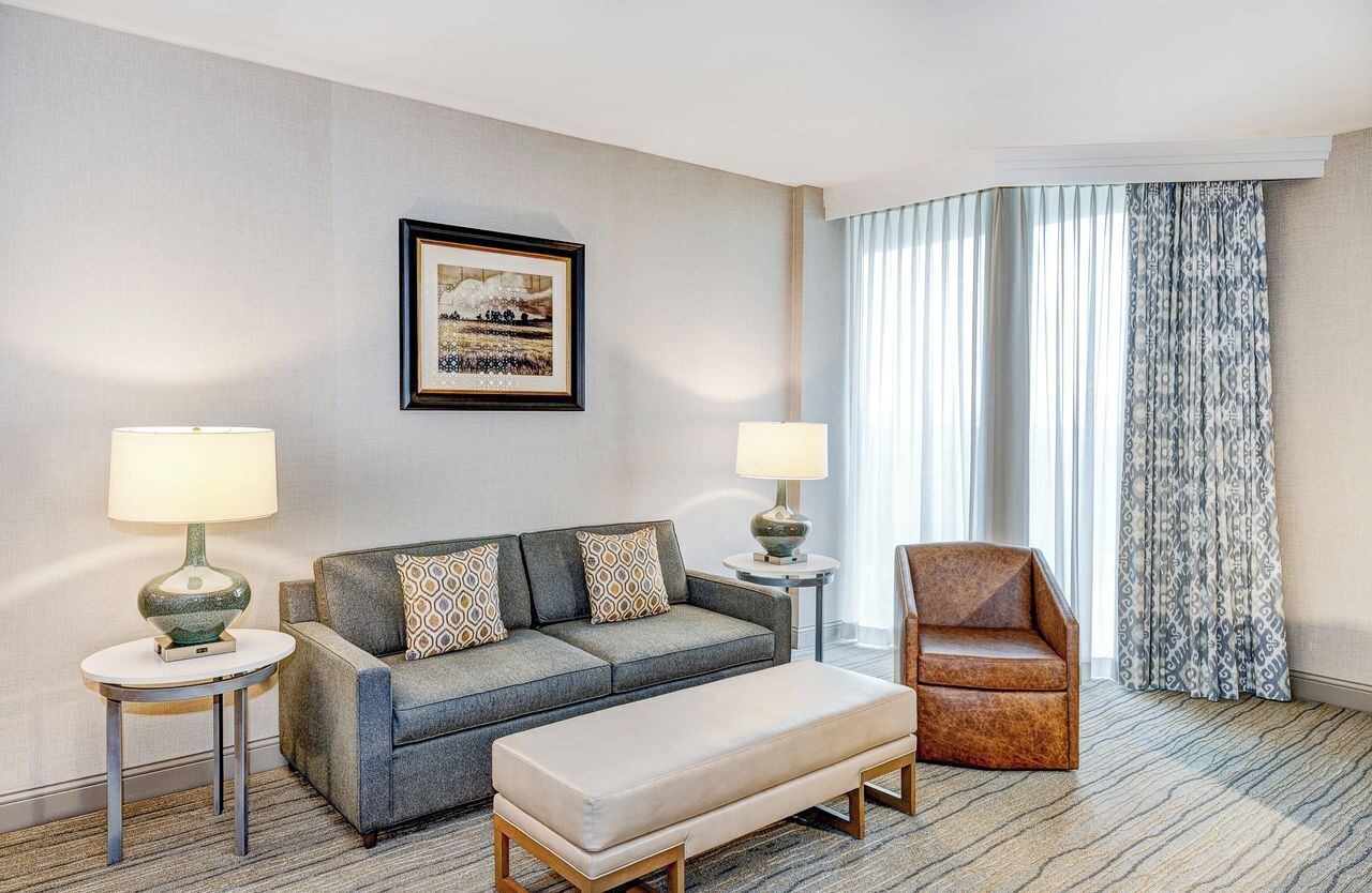 尊荣套房, 1 张特大床和 1 张沙发床 | 高档床上用品、羽绒被、加厚床垫、客房内保险箱