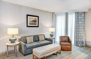 尊榮套房, 1 張 特大雙人床和 1 張沙發床 | 高級寢具、羽絨被、舒適加層、客房內保險箱