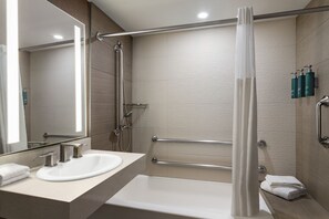 Duschwanne, kostenlose Toilettenartikel, Haartrockner, Handtücher