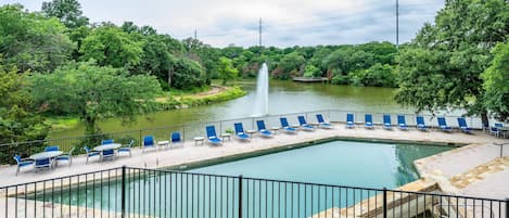 Piscine couverte, piscine extérieure, chaises longues