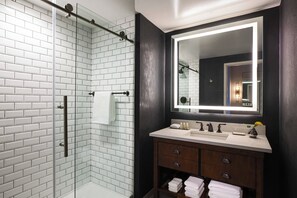 Douche, articles de toilette gratuits, sèche-cheveux