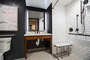 Douche, articles de toilette gratuits, sèche-cheveux