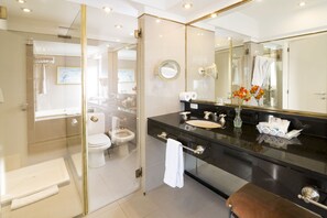 Rainfall showerhead, eco-friendly toiletries, towels - Claridge Hotel (Buenos Aires)