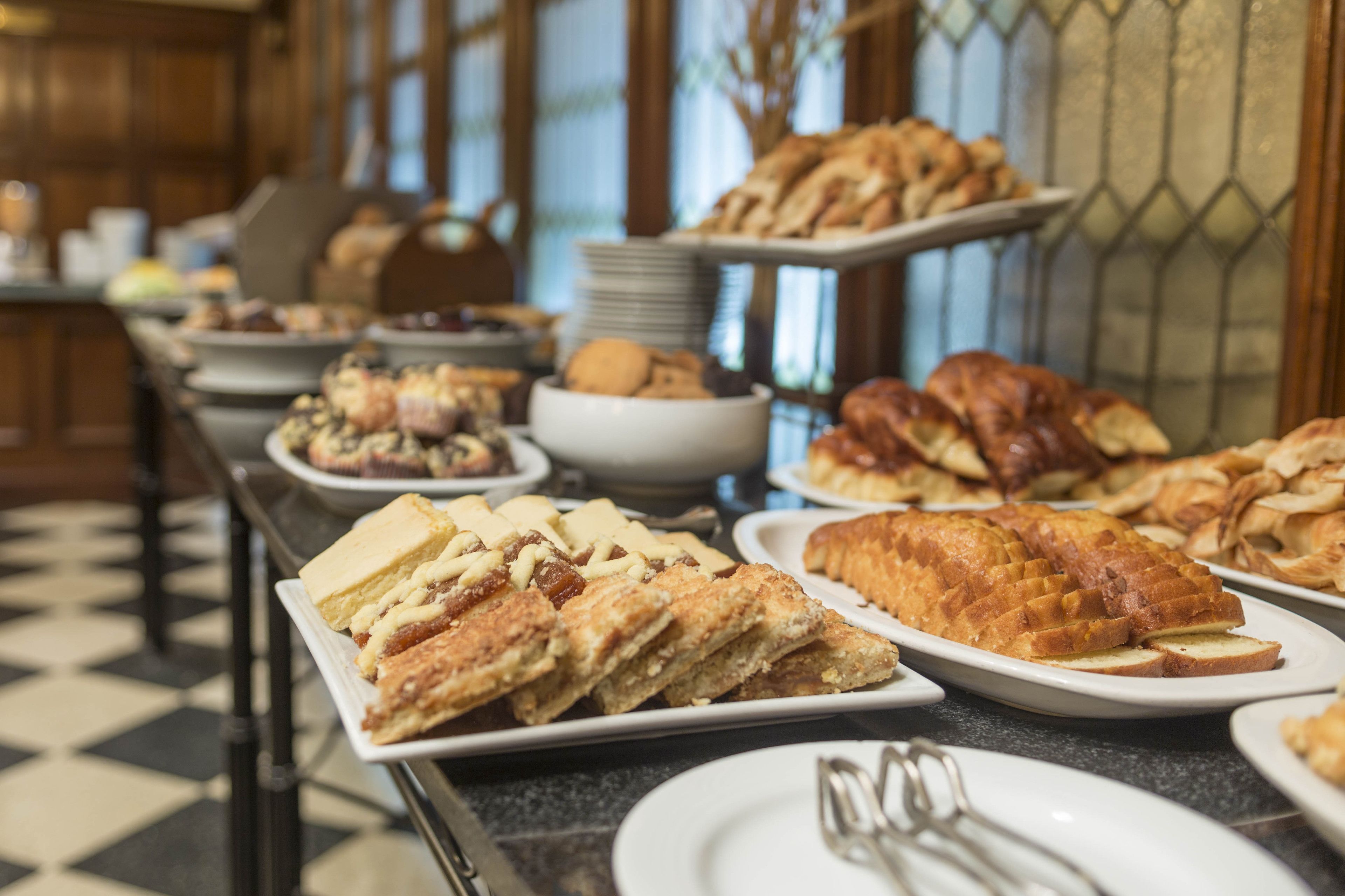 Een buffet met diverse gebakjes en desserts.