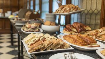 Een buffet met diverse gebakjes en desserts.