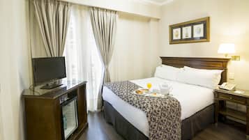 Ropa de cama de alta calidad y caja de seguridad en la habitación