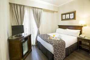 Sengetøy av topp kvalitet, safe på rommet og skrivebord