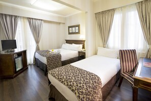 高级三人房 | 高档床上用品、客房内保险箱、办公桌、遮光窗帘