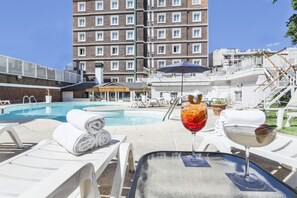 Una piscina al aire libre de temporada