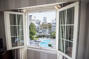 Literie de qualité supérieure, coffres-forts dans les chambres, bureau
