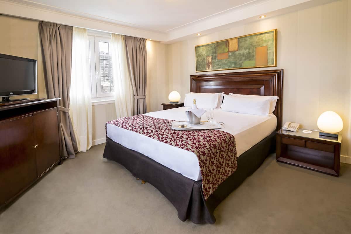 Premium bedding, in-room safe, desk, blackout curtains