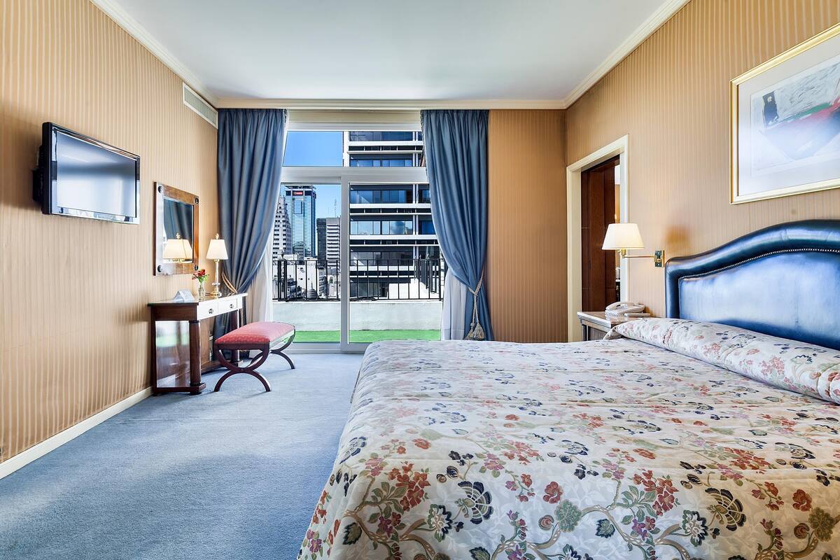 Premium bedding, in-room safe, desk, blackout curtains