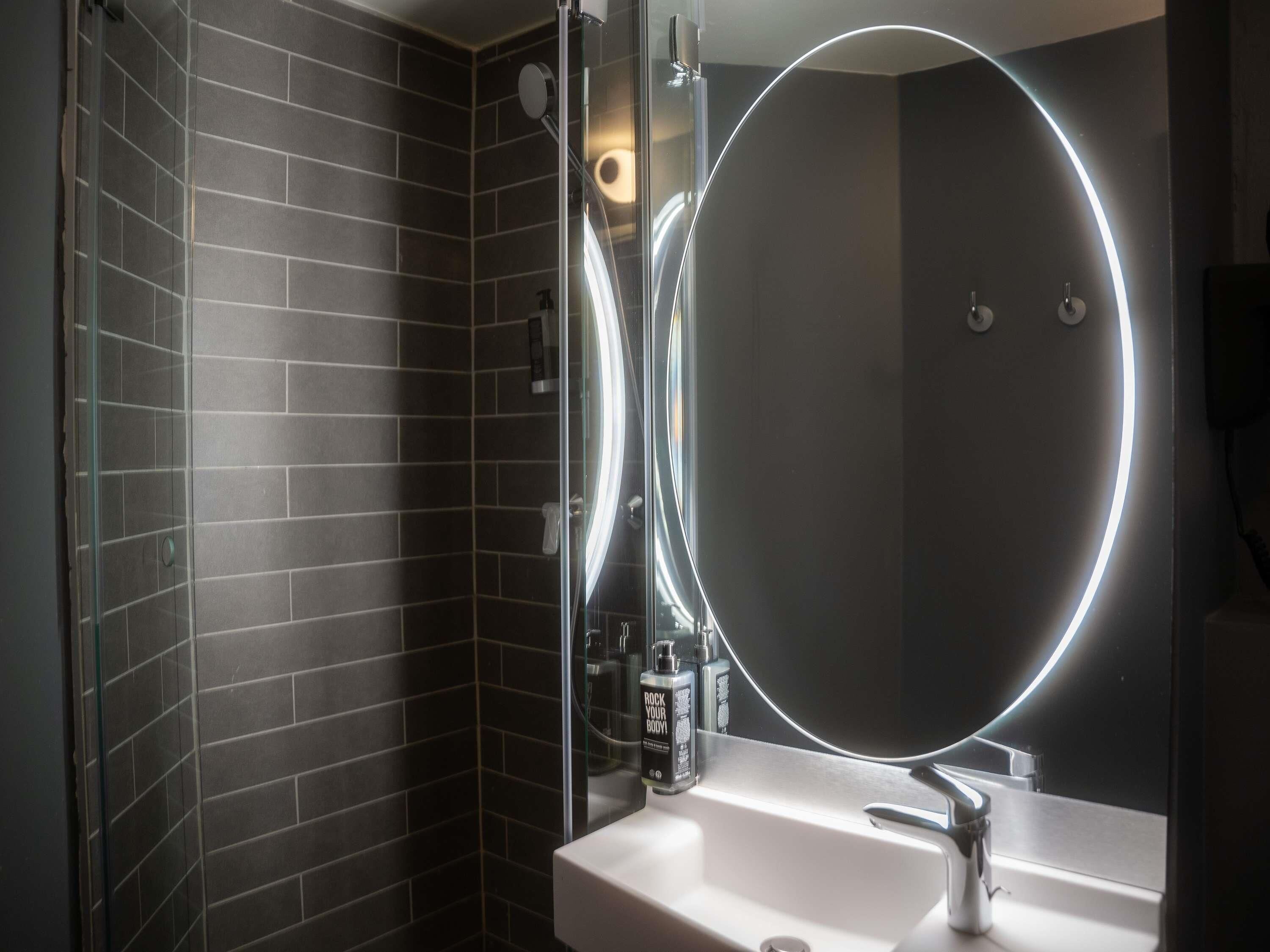 1 bedroom, premium bedding, desk, laptop workspace