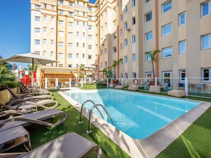 Una piscina al aire libre (de 09:00 a 20:00), sombrillas, tumbonas