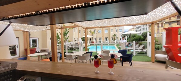 Bar junto a la piscina