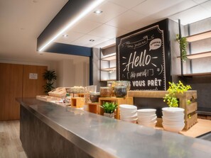 Se ofrece un desayuno bufé (13.90 EUR por persona)