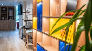 A modern interior with wooden shelving units and a plant. - ibis Nice Centre Gare (Nice)