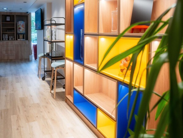 Un intérieur moderne avec des étagères en bois et une plante.