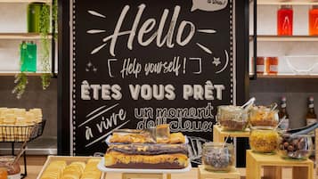 Desayuno buffet (EUR 13.90 por persona)