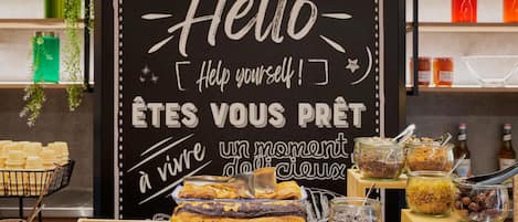 Desayuno buffet (EUR 13.90 por persona)