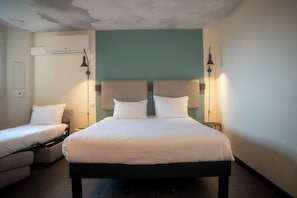 Standaard tweepersoonskamer, Meerdere bedden | 1 slaapkamer, luxe beddengoed, een bureau, een laptopwerkplek