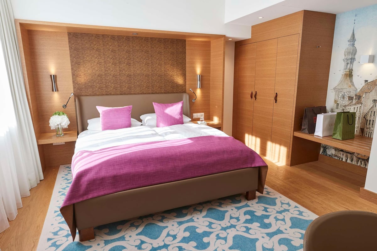 Ropa de cama de alta calidad, edredón, camas con pillow-top y minibar