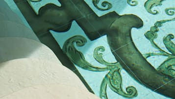 Gros plan d’une mosaïque décorative ornée d’un motif en spirale.