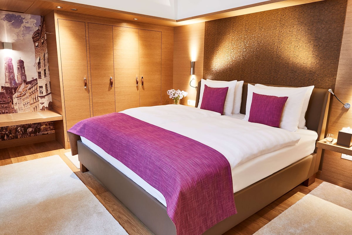 Premium bedding, down comforters, pillowtop beds, minibar