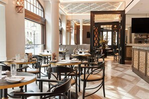 Desayuno buffet diario (EUR 50 por persona)