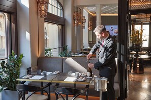 2 restaurantes; se sirven desayunos, almuerzos y cenas
