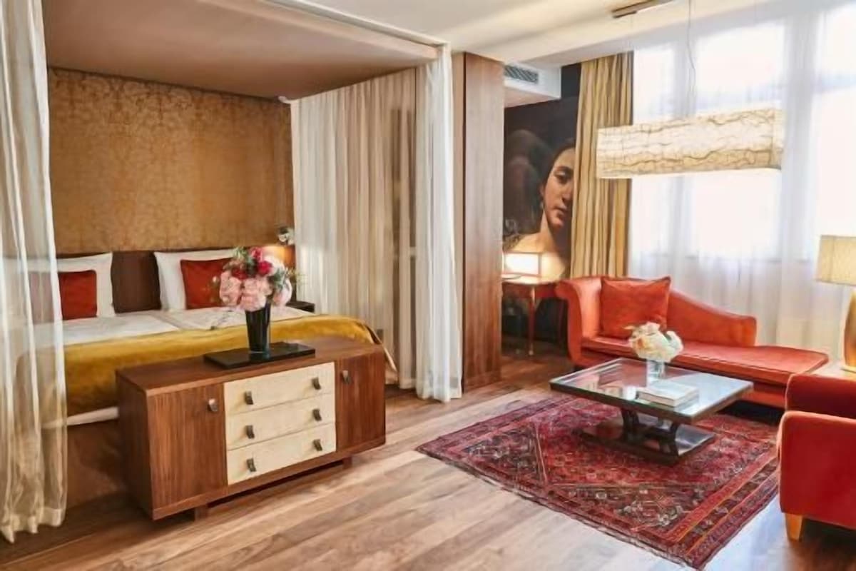 Hochwertige Bettwaren, Daunenbettdecken, Pillowtop-Betten, Minibar