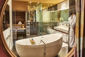 Presidential-Suite, 2 Schlafzimmer (Ludwig) | Badezimmer | Designer-Toilettenartikel, Haartrockner, Bademäntel, Hausschuhe