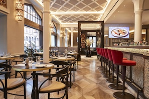 2 restaurants; breakfast, lunch and dinner served