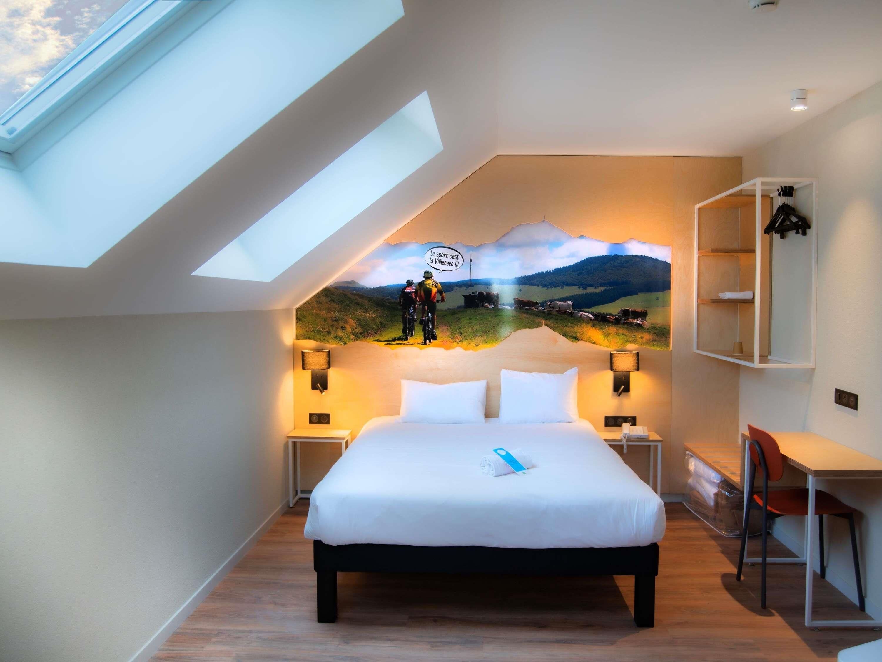 Skrivbord, mörkläggningsgardiner, ljudisolering och strykjärn/strykbräda