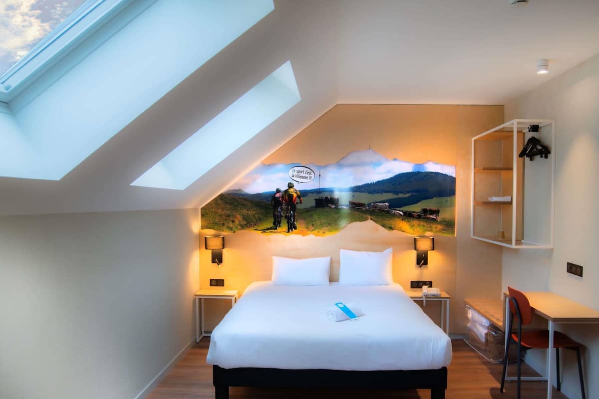 Skrivbord, mörkläggningsgardiner, ljudisolering och strykjärn/strykbräda