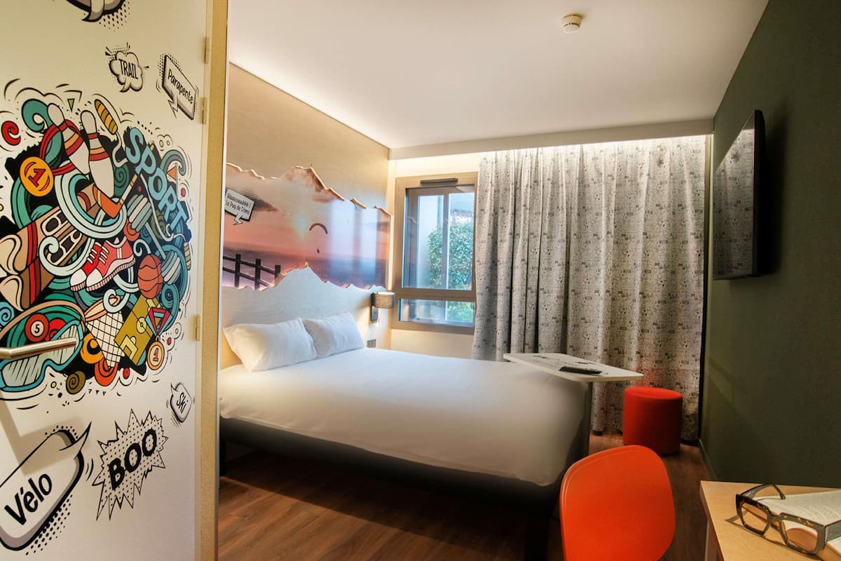 Standard Room, 1 Double Bed | Desk, blackout drapes, soundproofing, iron/ironing board
