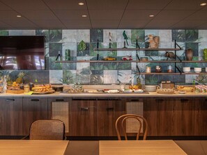 Déjeuner et dîner servis sur place, spécialités Cuisine française
