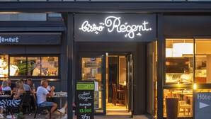 A restaurant named 'Reigent' with outdoor seating visible. - ibis Styles Clermont Ferrand Le Brezet Aeroport (Clermont-Ferrand)