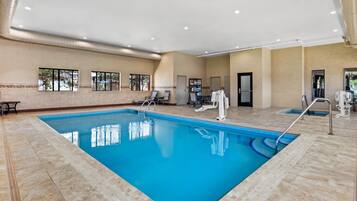 Alberca techada, acceso de 07:00 a 23:00, y camastros