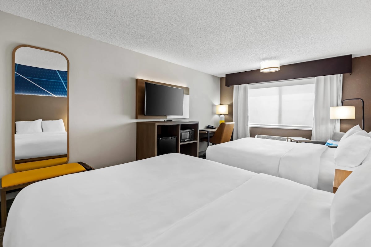 1 bedroom, desk, laptop workspace, blackout curtains