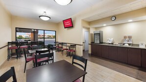 Breakfast area - Red Roof Inn & Suites Columbus - West Broad (Columbus)