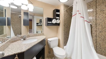 Deluxe-Zimmer, 2 Queen-Betten, Nichtraucher | Badezimmer | Duschwanne, kostenlose Toilettenartikel, Haartrockner, Handtücher