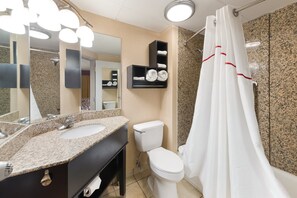 Deluxe kamer, 2 queensize bedden, niet-roken | Badkamer | Een bad/douchecombinatie, gratis toiletartikelen, een haardroger