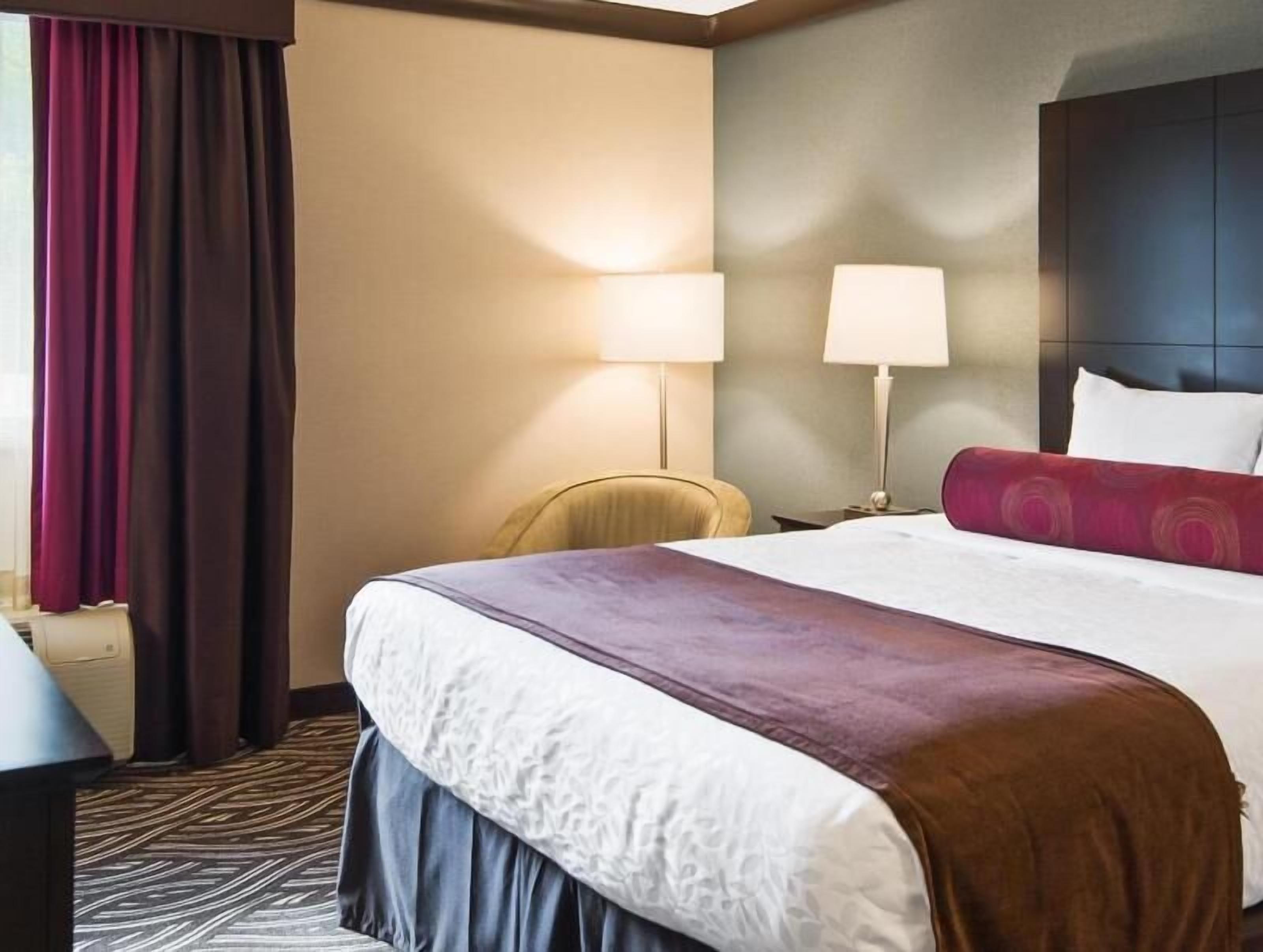 Premium bedding, in-room safe, desk, iron/ironing board