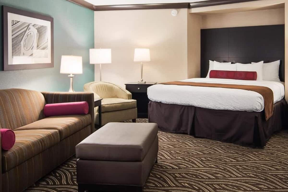 Premium bedding, in-room safe, desk, iron/ironing board