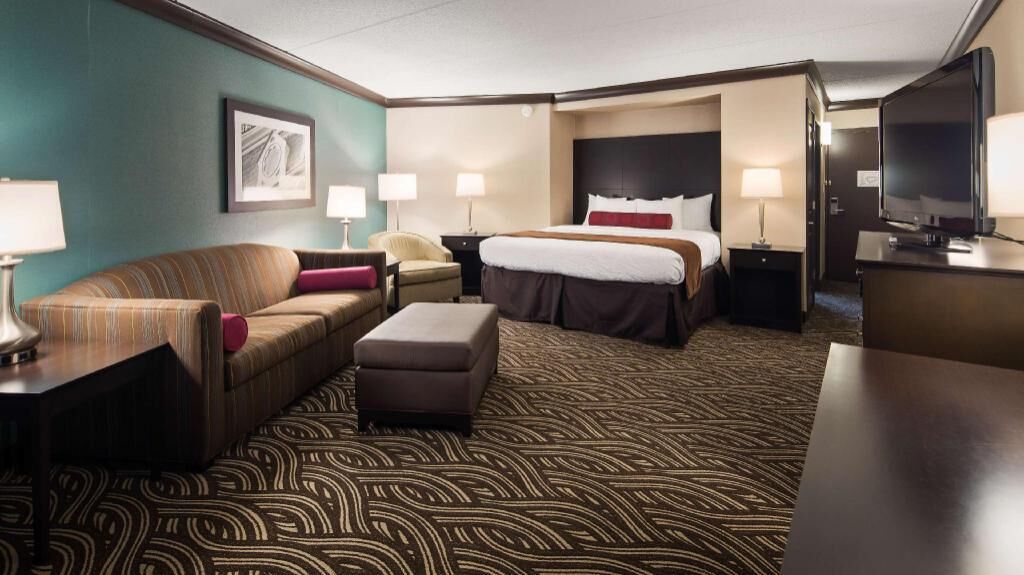Premium bedding, in-room safe, desk, iron/ironing board