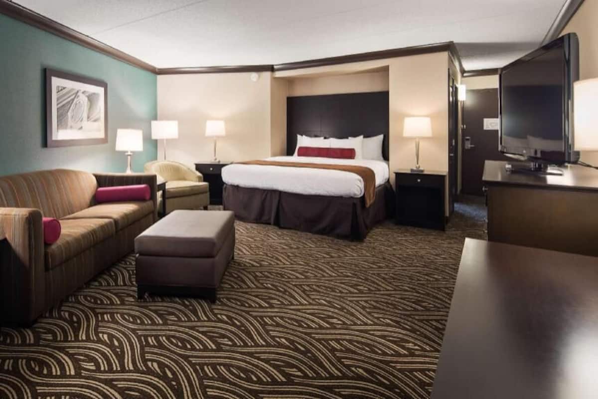 Premium bedding, in-room safe, desk, iron/ironing board
