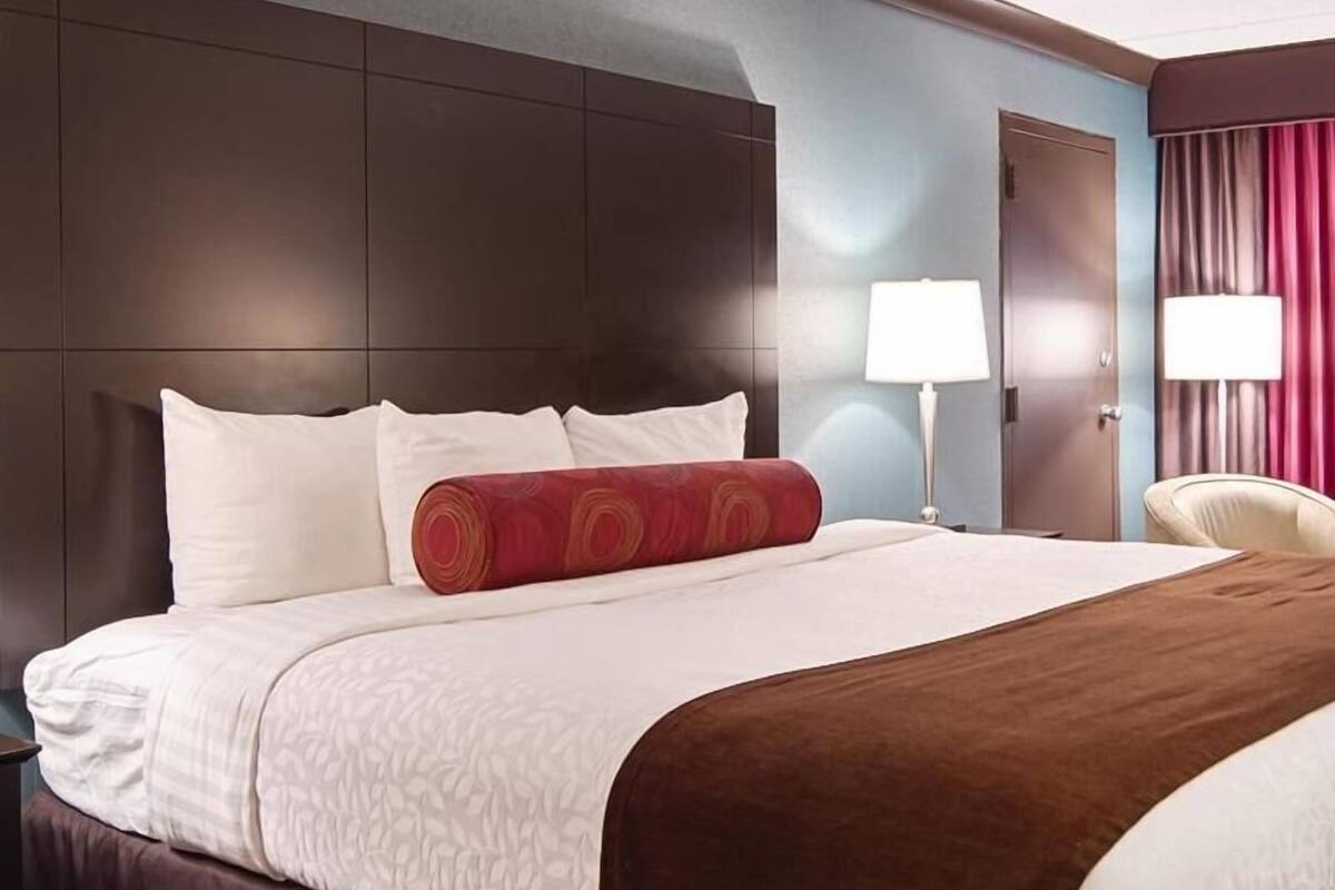 Premium bedding, in-room safe, desk, iron/ironing board