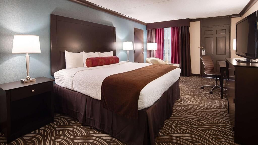 Premium bedding, in-room safe, desk, iron/ironing board
